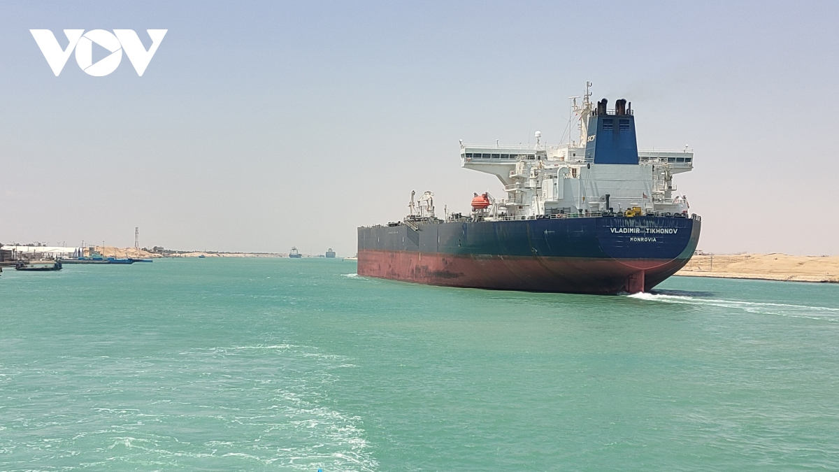 Một tàu kéo bị chìm sau va chạm hàng hải ở kênh đào Suez