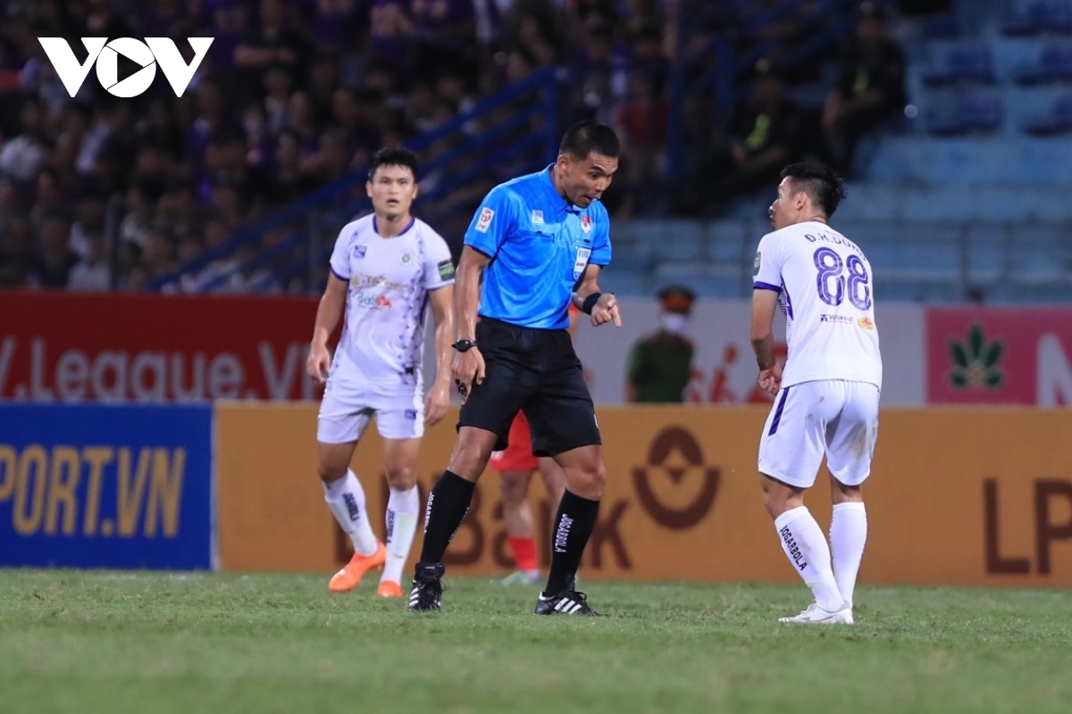 Nghịch lý: VAR xuất hiện nhưng V-League lại nóng chuyện “niềm tin”