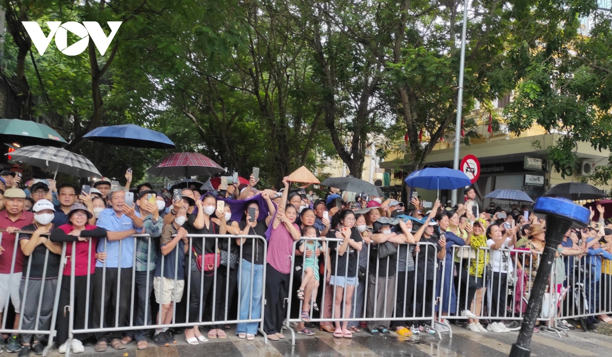 Người dân Hải Phòng đội mưa tiễn biệt Phó Thủ tướng Lê Văn Thành