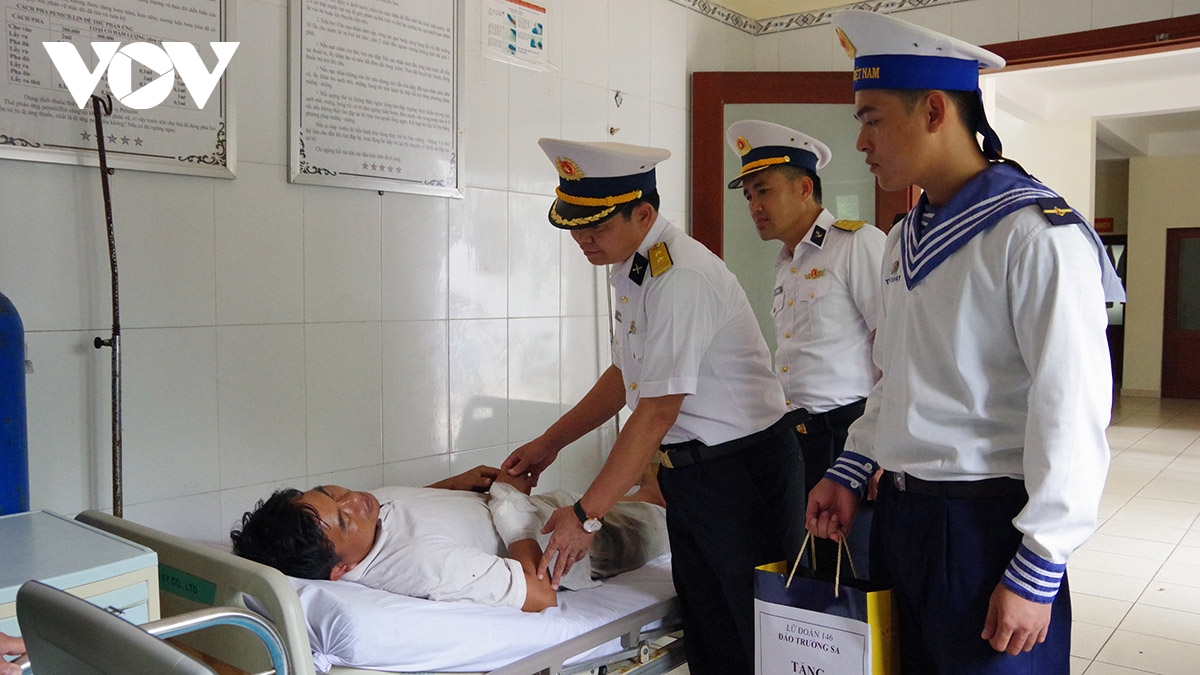 Trung tâm y tế thị trấn Trường Sa cấp cứu ngư dân bị tai nạn lao động trên biển