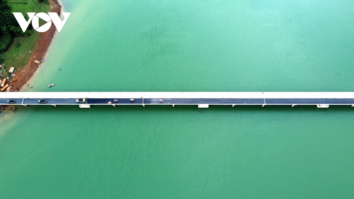 Người dân thích thú chụp hình trên cầu vượt hồ dài nhất Cao tốc Bắc Nam