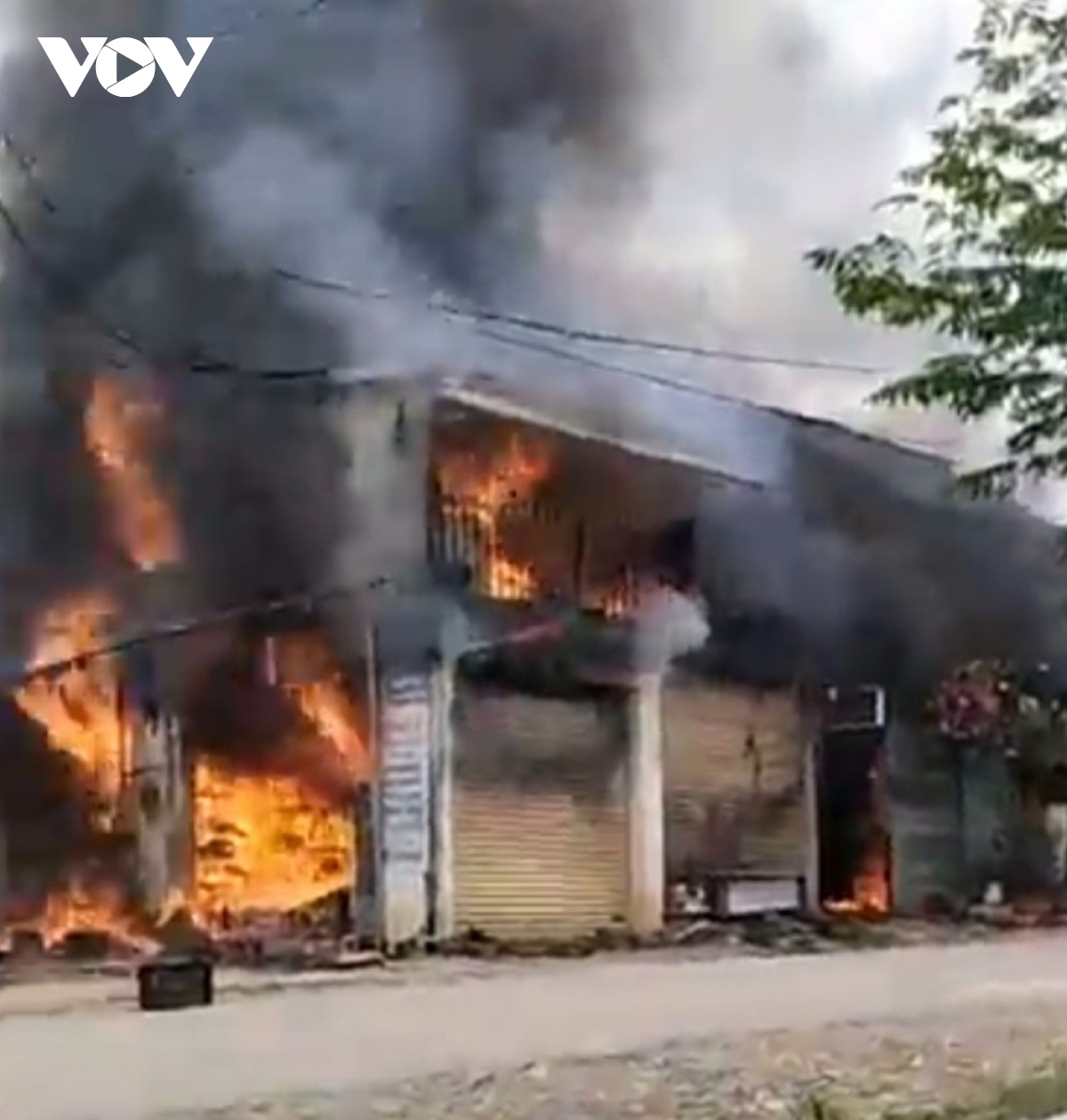 Cháy liên hoàn 3 nhà dân tại Hòa Bình, cứu thoát 1 người bị mắc kẹt