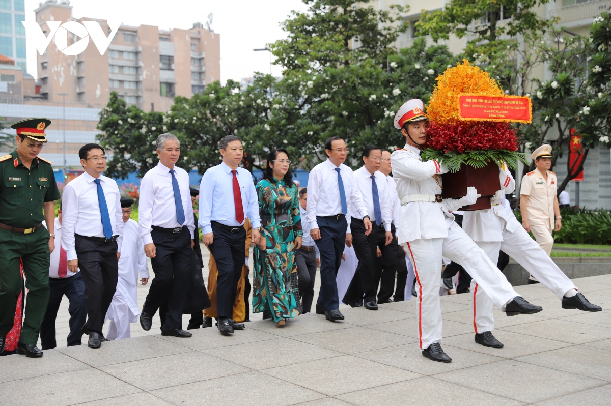 Dâng hương tưởng niệm Chủ tịch Hồ Chí Minh và Chủ tịch Tôn Đức Thắng