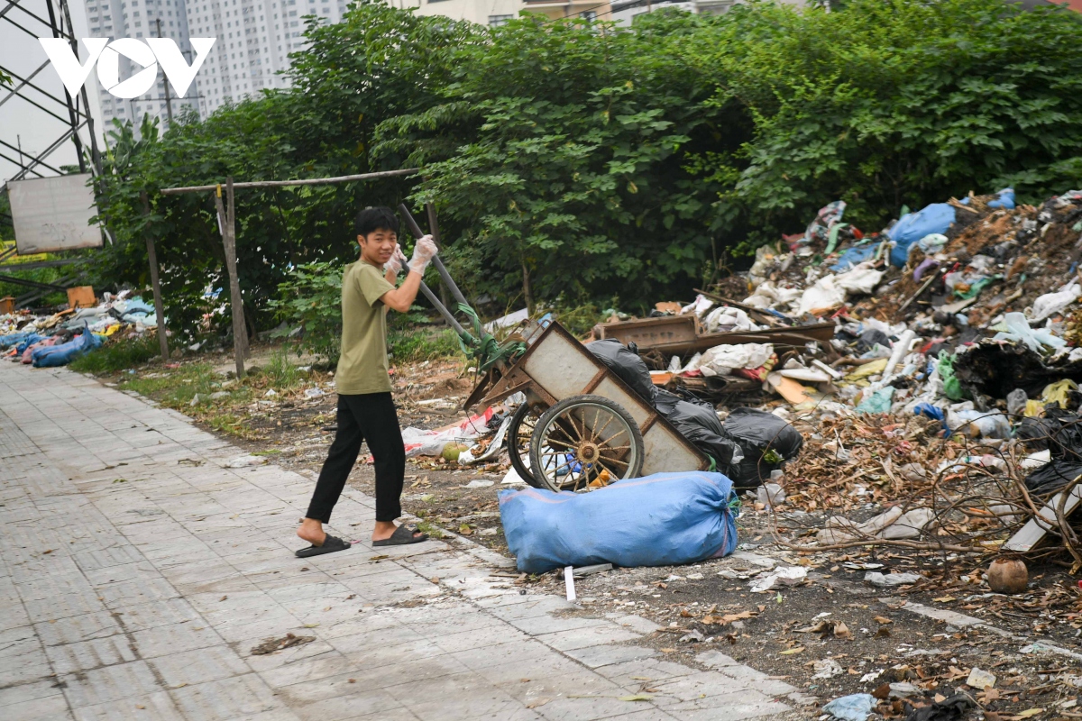 Đại lộ nghìn tỷ ở Hà Nội biến thành nơi đổ rác trộm