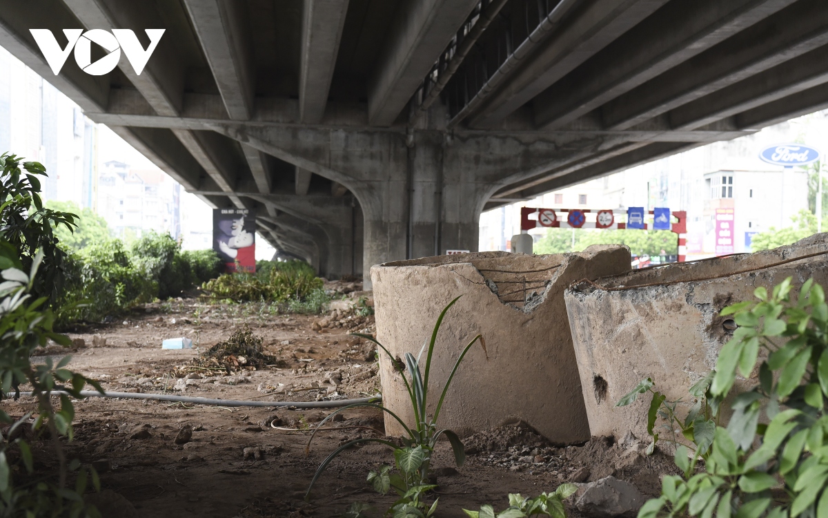 Gầm cầu cạn ở Hà Nội nơi được tận dụng làm bãi đỗ xe, nơi tập kết rác