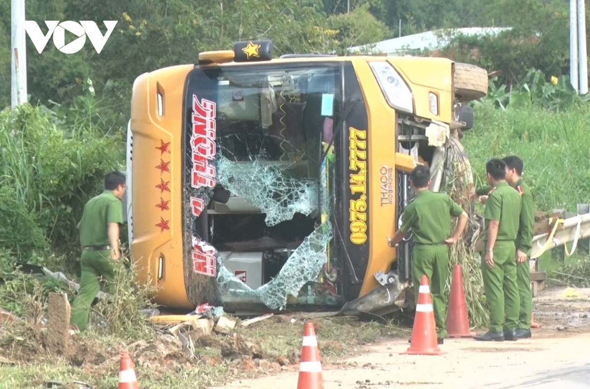 Lật xe khách ở Kon Tum khiến 1 người tử vong và nhiều người bị thương