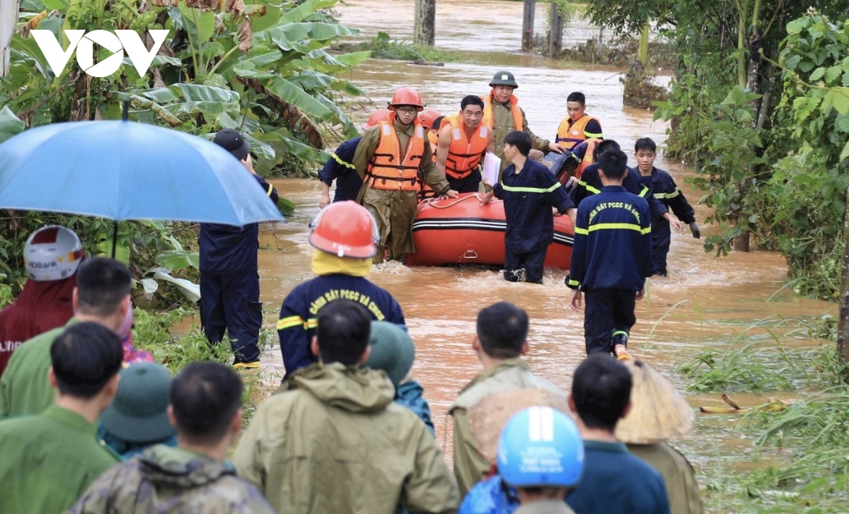 Ấm áp hình ảnh giúp dân Đắk Nông qua cơn ngập lụt, sạt lở đất