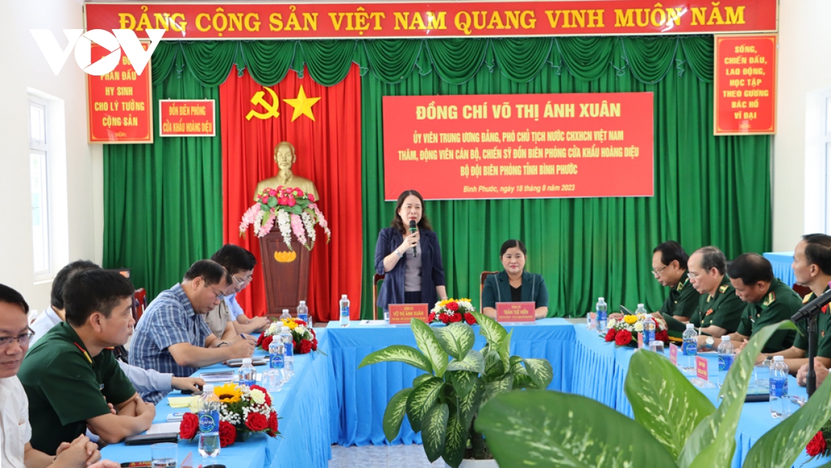 Phó Chủ tịch nước tặng quà gia đình chính sách, học sinh khó khăn ở Bình Phước