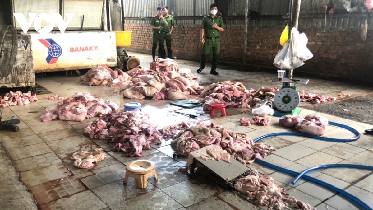 Mua hơn 1,2 tấn thịt lợn chết ở Đồng Nai rồi sơ chế để bán sang Bình Dương