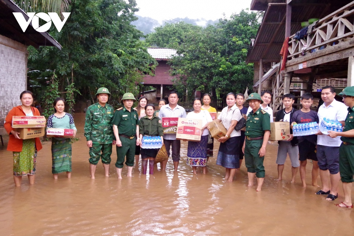 Biên phòng Hà Tĩnh hỗ trợ tỉnh Bolykhamxay (Lào) khắc phục hậu quả mưa lũ