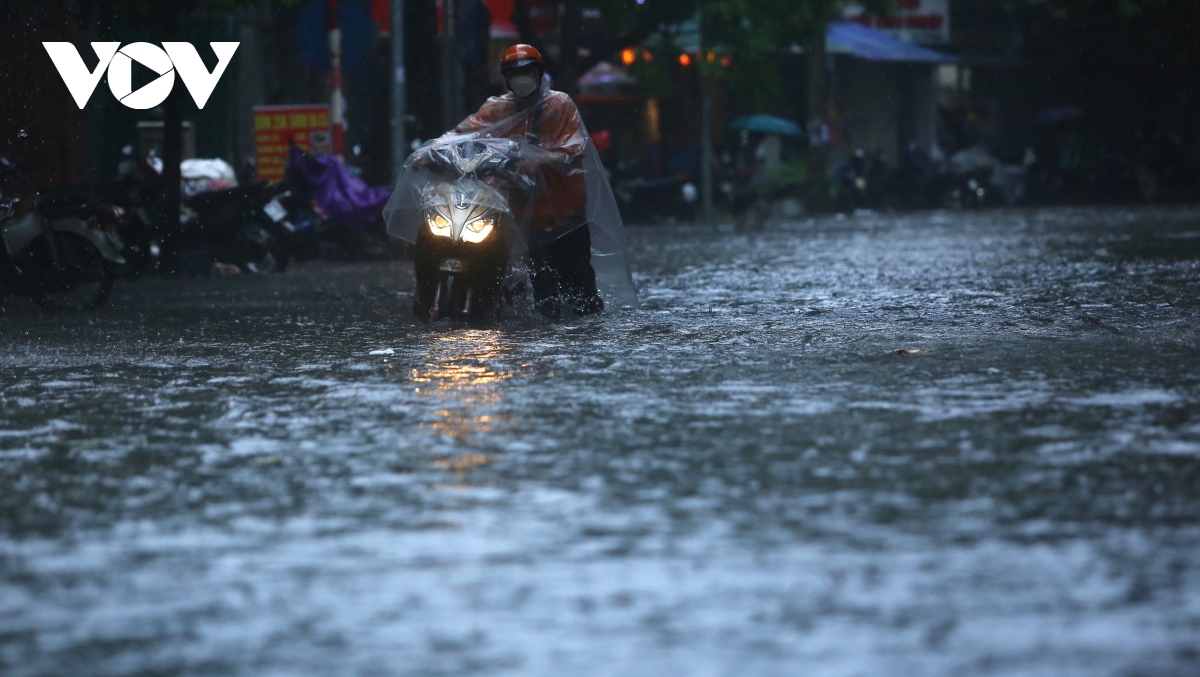 Mưa lớn giữa trưa, nhiều đường phố ở Hà Nội ngập sâu trong nước