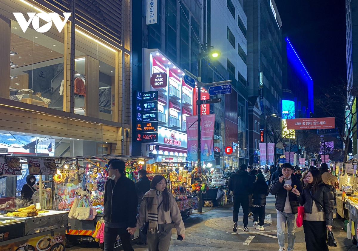 Khách Trung Quốc thổi sức sống mới cho phố mua sắm Myeong-dong