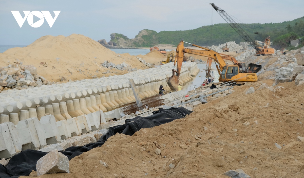 Quảng Ngãi khẩn trương thi công các công trình kè sông, biển trước mùa mưa lũ