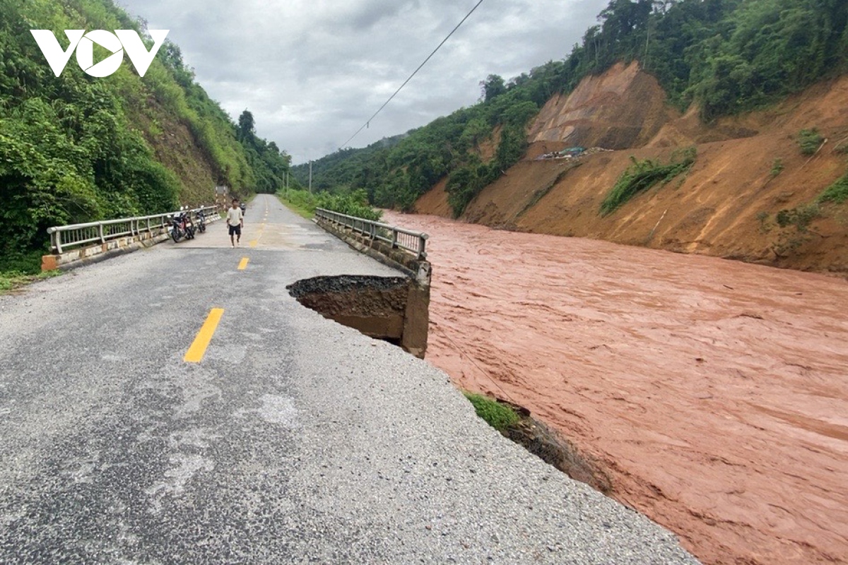 Lũ đầu nguồn sông Đà gây sạt lở quốc lộ 4H ở Lai Châu