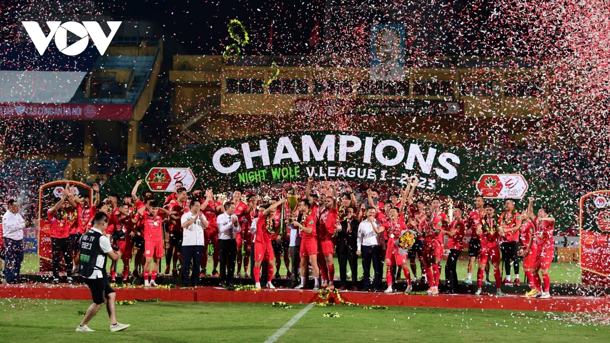 Màn nâng cúp vô địch V-League 2023 bùng nổ cảm xúc của CLB CAHN