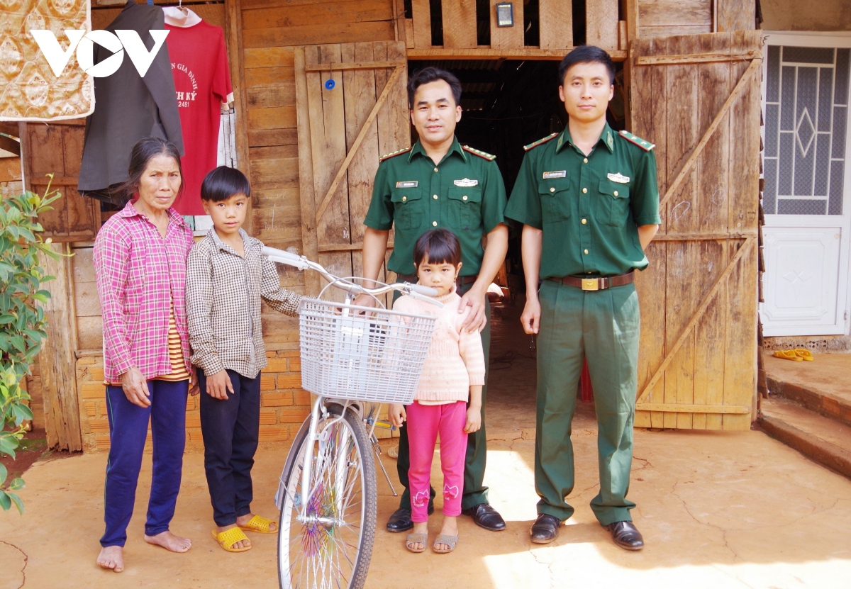 Bộ đội biên phòng Đắk Nông chắp cánh ước mơ đến trường cho học sinh vùng biên