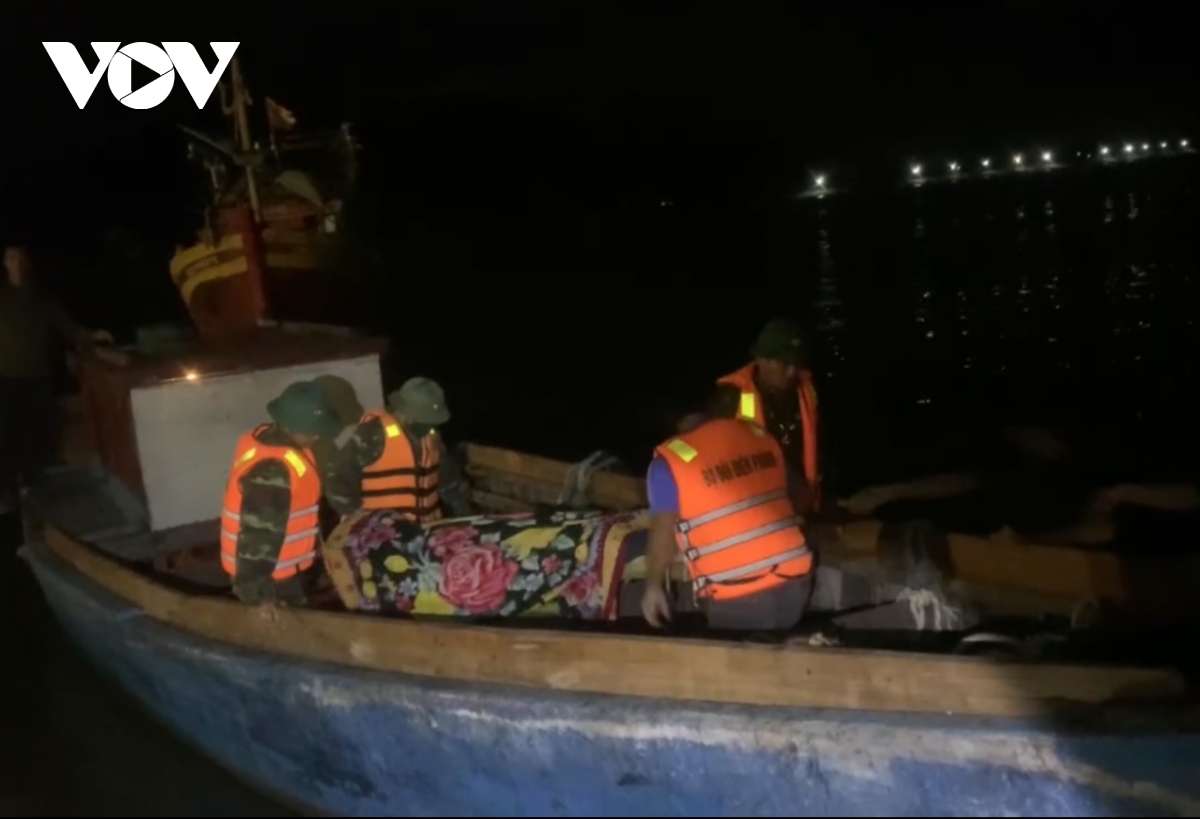 Vượt biển trong đêm cứu ngư dân đột quỵ