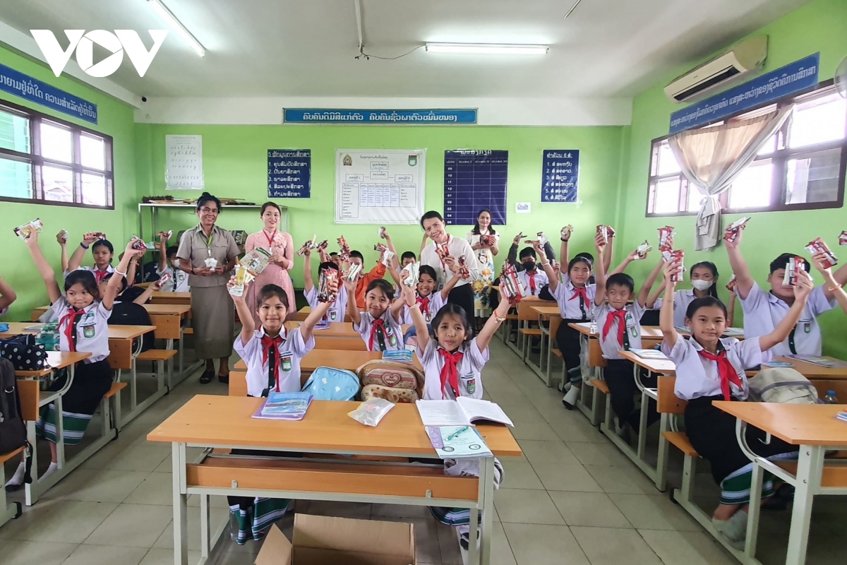 Học sinh Trường song ngữ Lào – Việt Nam Nguyễn Du vui đón Tết Trung thu