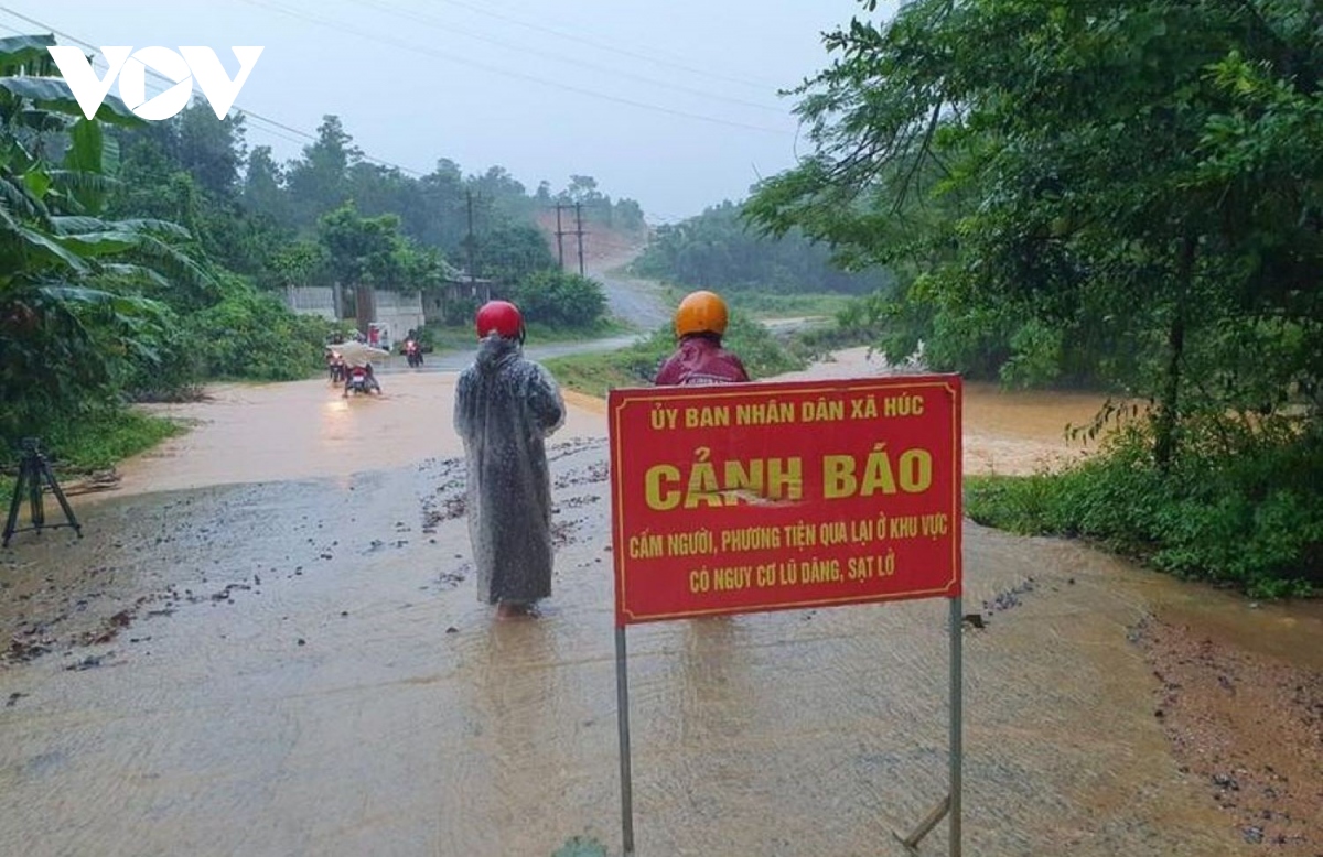 Áp thấp nhiệt đới gây mưa to, dông lốc, làm 1 người thiệt mạng ở miền Trung