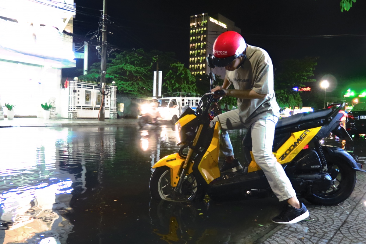 Mưa lớn gây ngập cục bộ nhiều tuyến phố tại Đà Nẵng