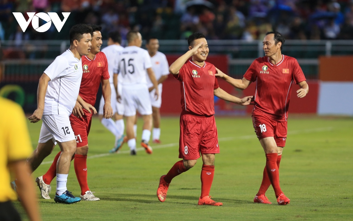 Dàn cầu thủ thế hệ vàng bóng đá Việt Nam tạo mưa bàn thắng trên sân Thống Nhất