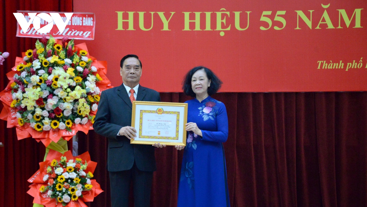 Nguyên Thường trực Ban Bí thư Lê Hồng Anh nhận huy hiệu 55 năm tuổi Đảng