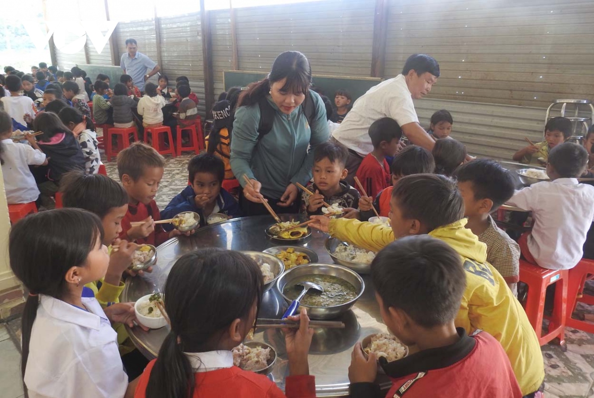 Những bữa cơm yêu thương nâng bước học sinh vùng khó Kon Plông tới trường