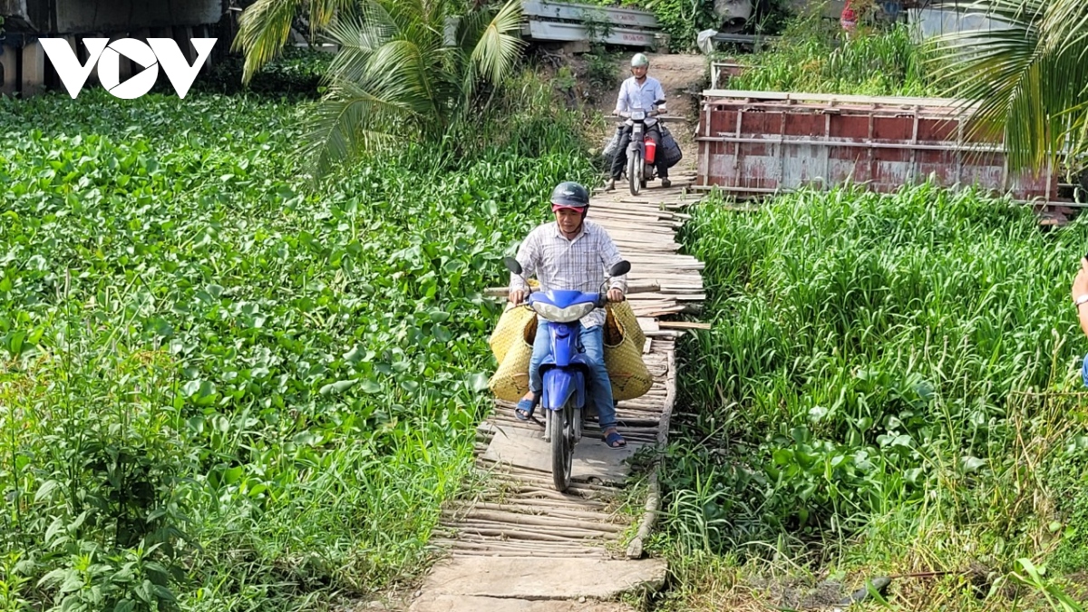 Công trình xây cầu ngưng trệ, người dân phải qua cầu khỉ kém an toàn