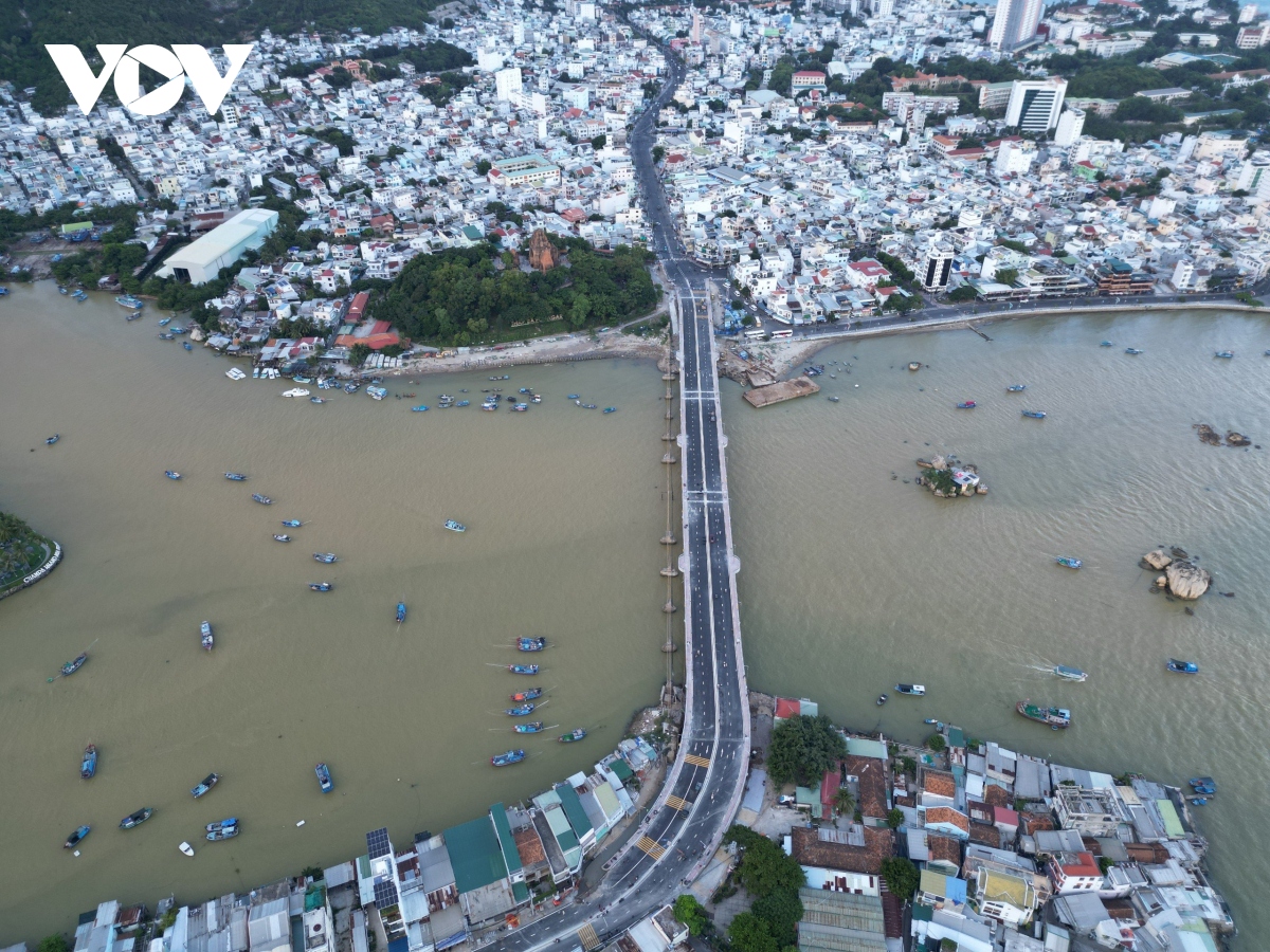 Thông xe cầu Xóm Bóng sau 2 năm thi công, giảm ùn tắc tại Nha Trang