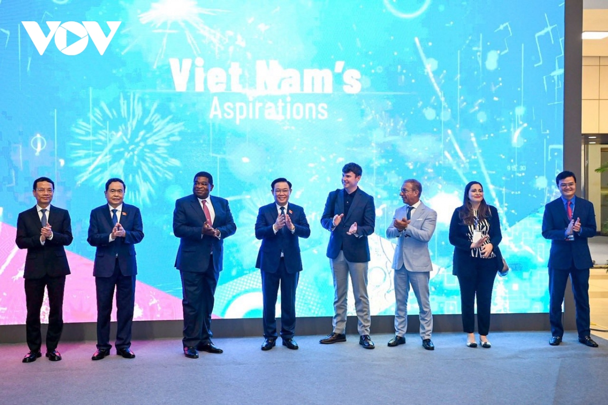 Chủ tịch Quốc hội Vương Đình Huệ dự khai mạc Triển lãm Khát vọng Việt Nam