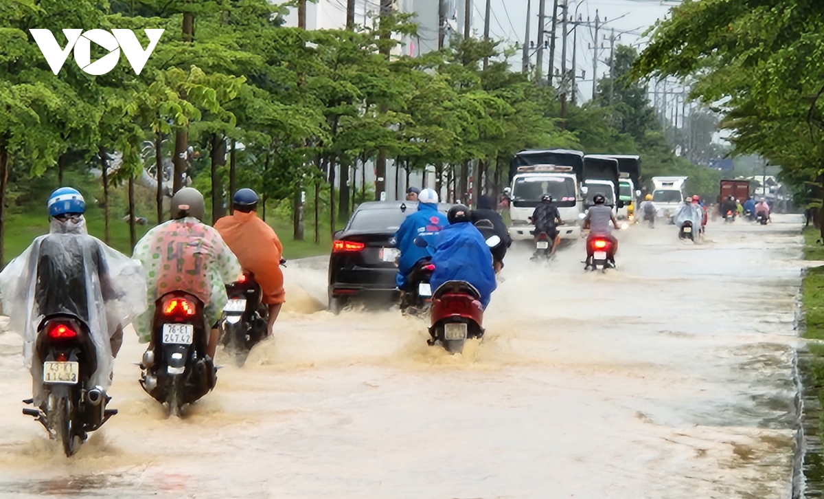 Nhiều tuyến phố ở Đà Nẵng biến thành sông trong mưa lớn