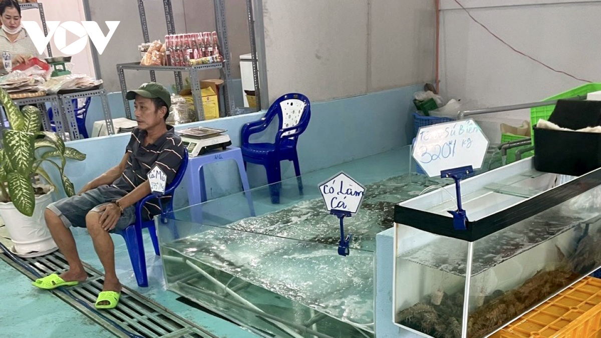 Khách đông nhưng sức mua hải sản ở Bà Rịa - Vũng Tàu rất chậm