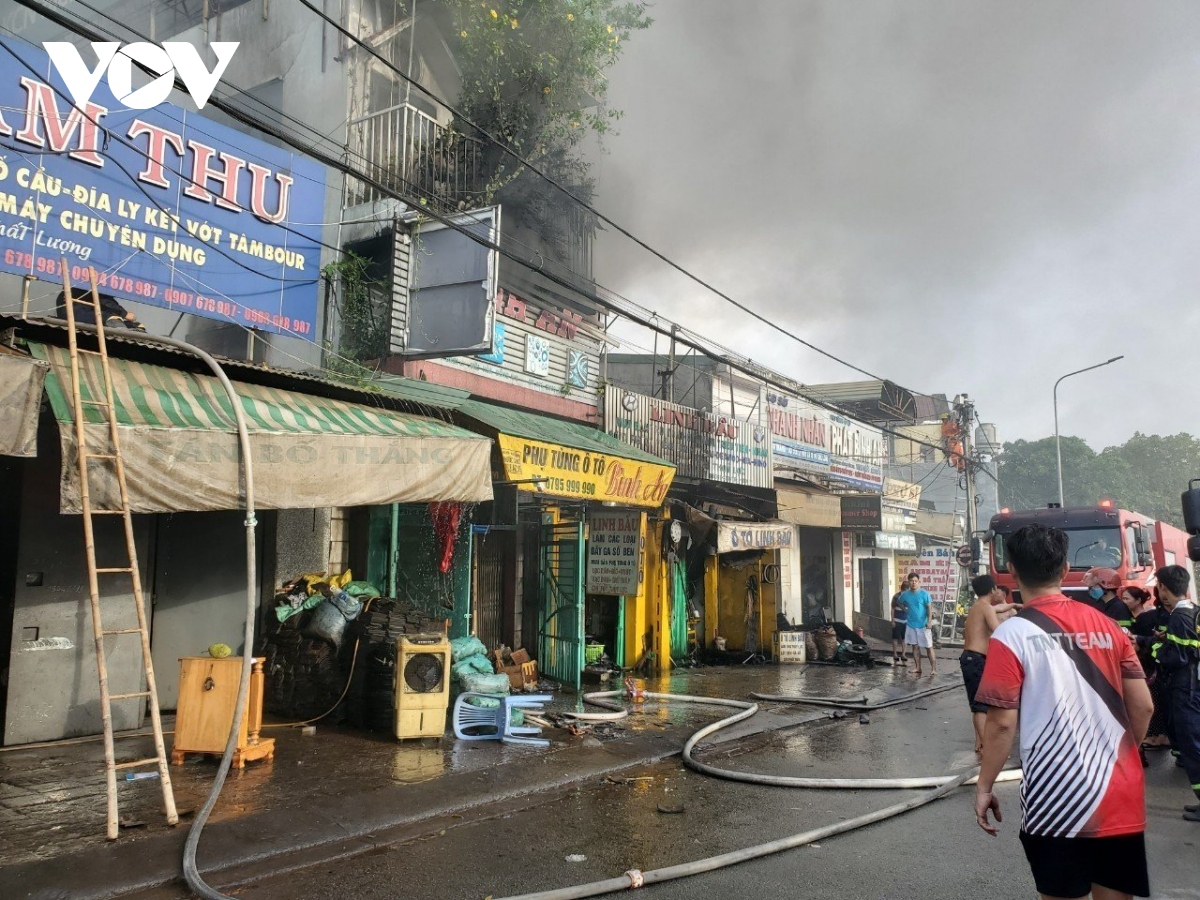 Cháy dữ dội một cửa hàng phụ tùng ô tô tại TP. Biên Hòa