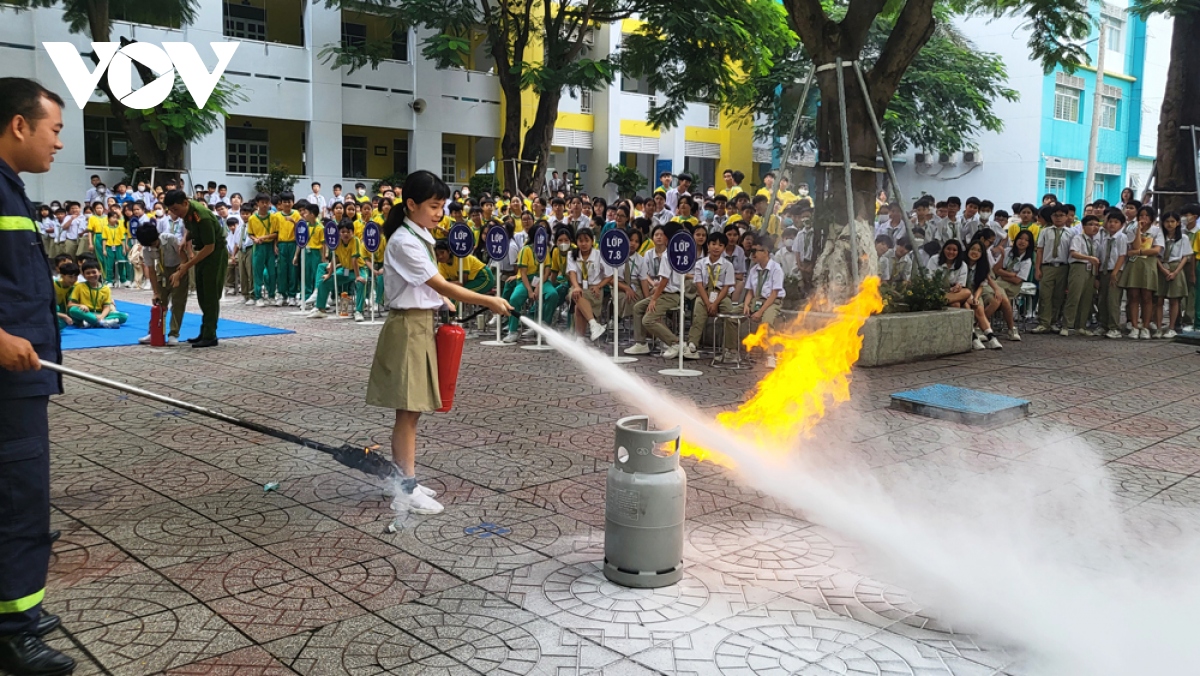 Hàng nghìn học sinh ở Bình Dương học cách thoát nạn khi có cháy