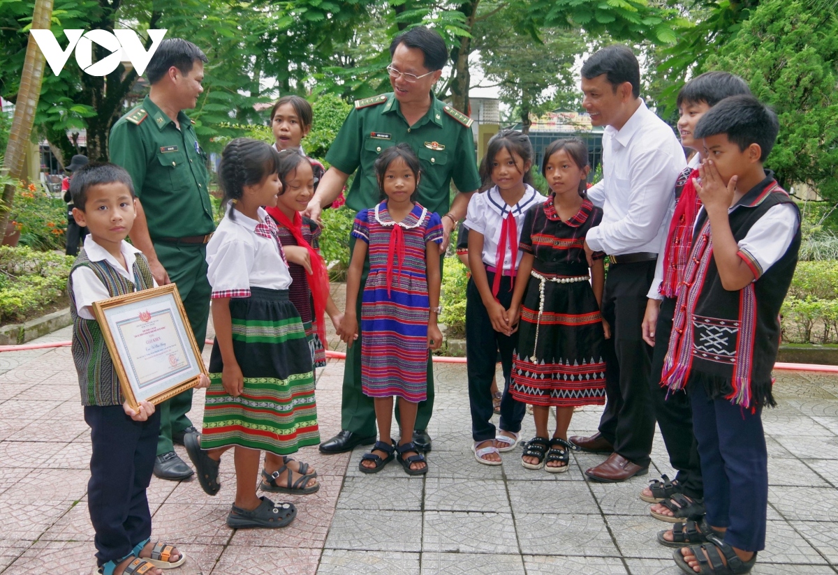 Tuyên dương học sinh vượt khó học tập khu vực biên giới Thừa Thiên Huế