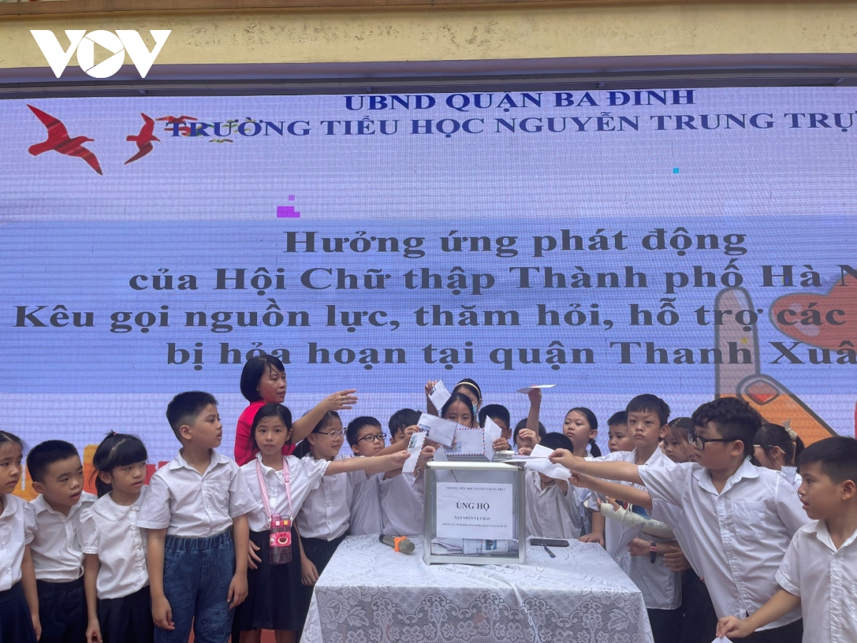 Trường học tại Hà Nội dành 1 phút mặc niệm các nạn nhân trong vụ cháy chung cư mini