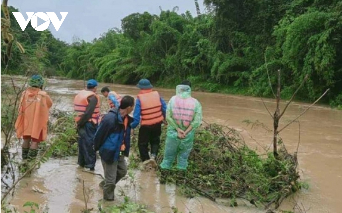 Mưa lớn, nhiều khu vực tại Nghệ An bị cô lập do nước lũ