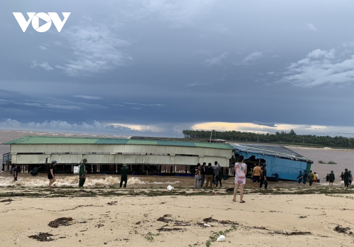 Quảng Bình: Nhà hàng nổi trôi dạt ra cửa biển, người dân ứng cứu trong đêm