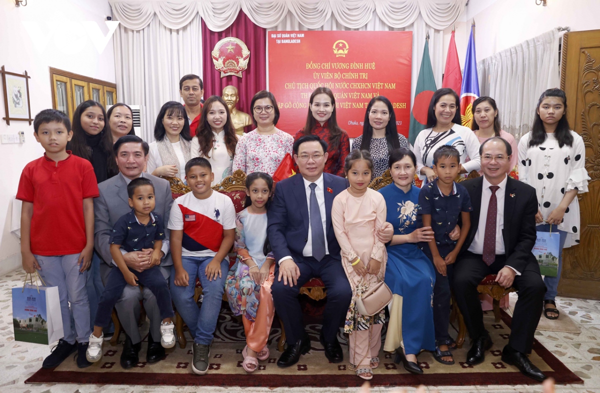 Chủ tịch Quốc hội gặp gỡ cộng đồng người Việt ở Bangladesh