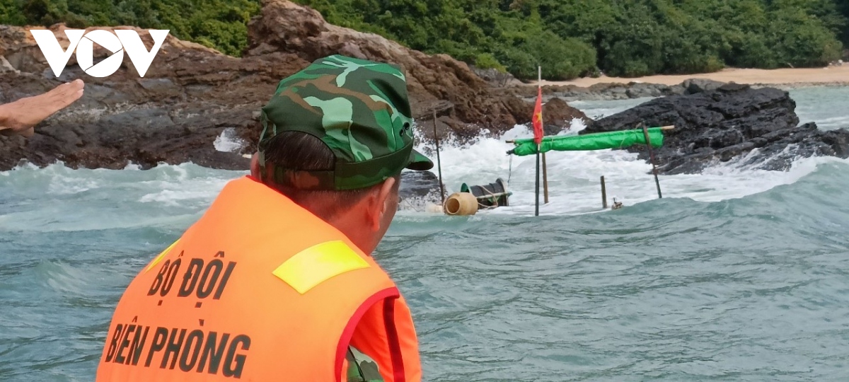 Đồn Biên phòng Đảo Trần (Quảng Ninh) cứu hộ ngư dân bị đắm tàu