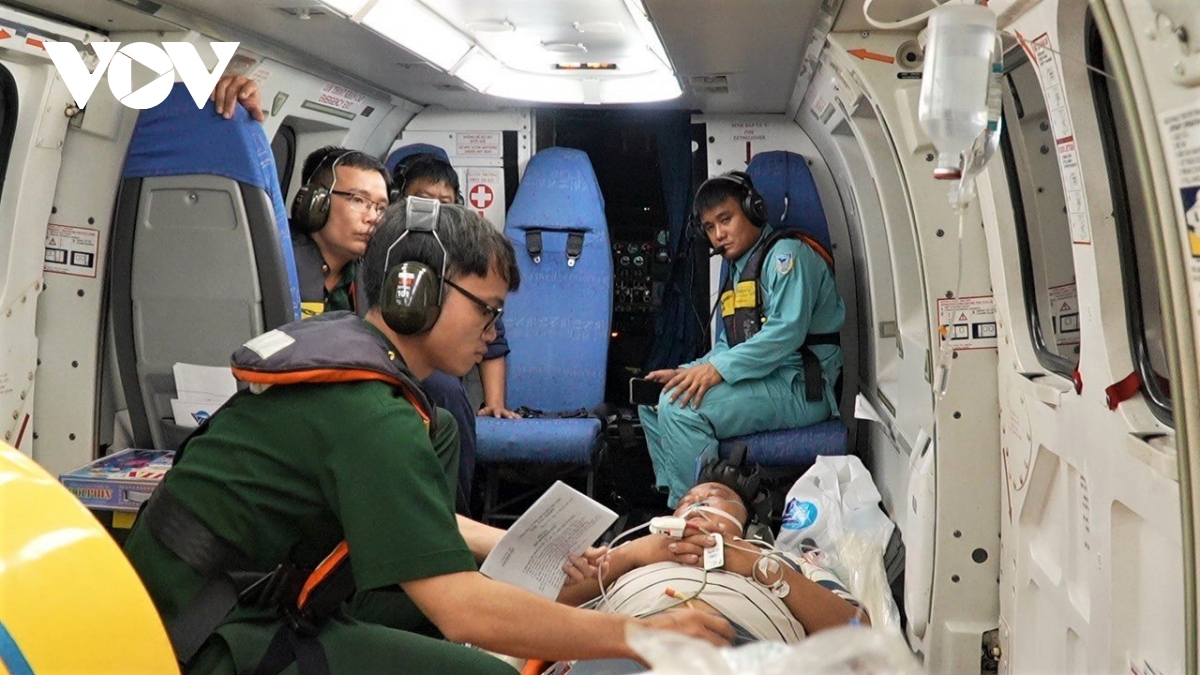 Dùng trực thăng đưa 3 bệnh nhân bị hội chứng giảm áp vào đất liền cấp cứu