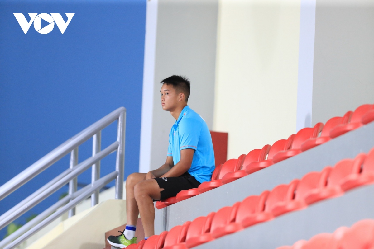 Cầu thủ Việt kiều ngồi ngoài xem U23 Việt Nam tập luyện cùng ĐT Việt Nam