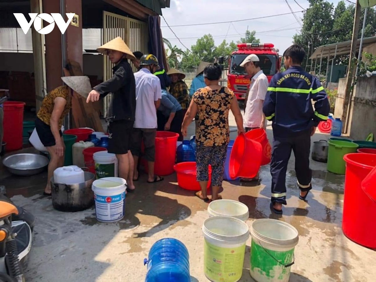 Hồ cạn nước, người dân Hà Tĩnh mang can, xếp hàng chờ xe nước