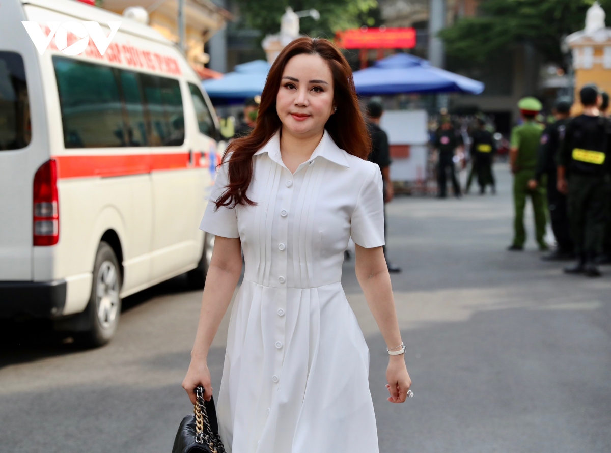 Đàm Vĩnh Hưng, Vy Oanh tới phiên toà xét xử Nguyễn Phương Hằng