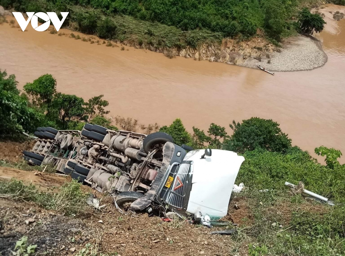 Xe container gặp tai nạn, lao xuống vực sâu tại Quảng Bình