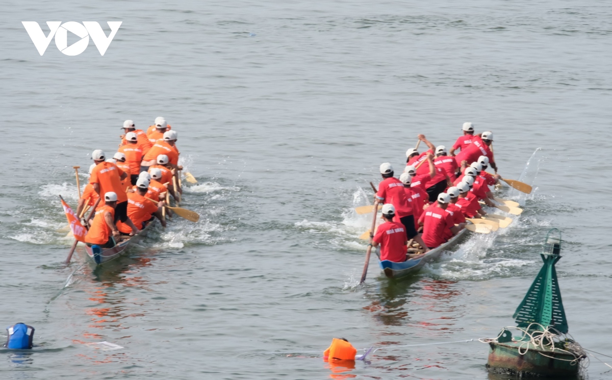 Người dân và du khách hào hứng cổ vũ đua thuyền trên sông Hàn, Đà Nẵng