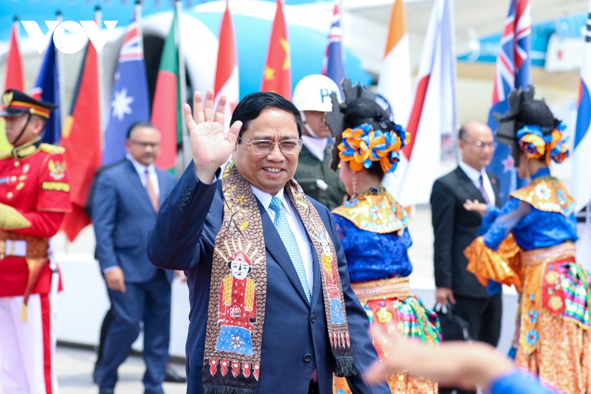 Thủ tướng đến Indonesia, bắt đầu tham dự Hội nghị Cấp cao ASEAN 43