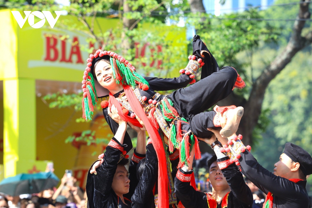 Hàng nghìn người trình diễn Carnaval Thu Hà Nội trên phố đi bộ Hồ Hoàn Kiếm