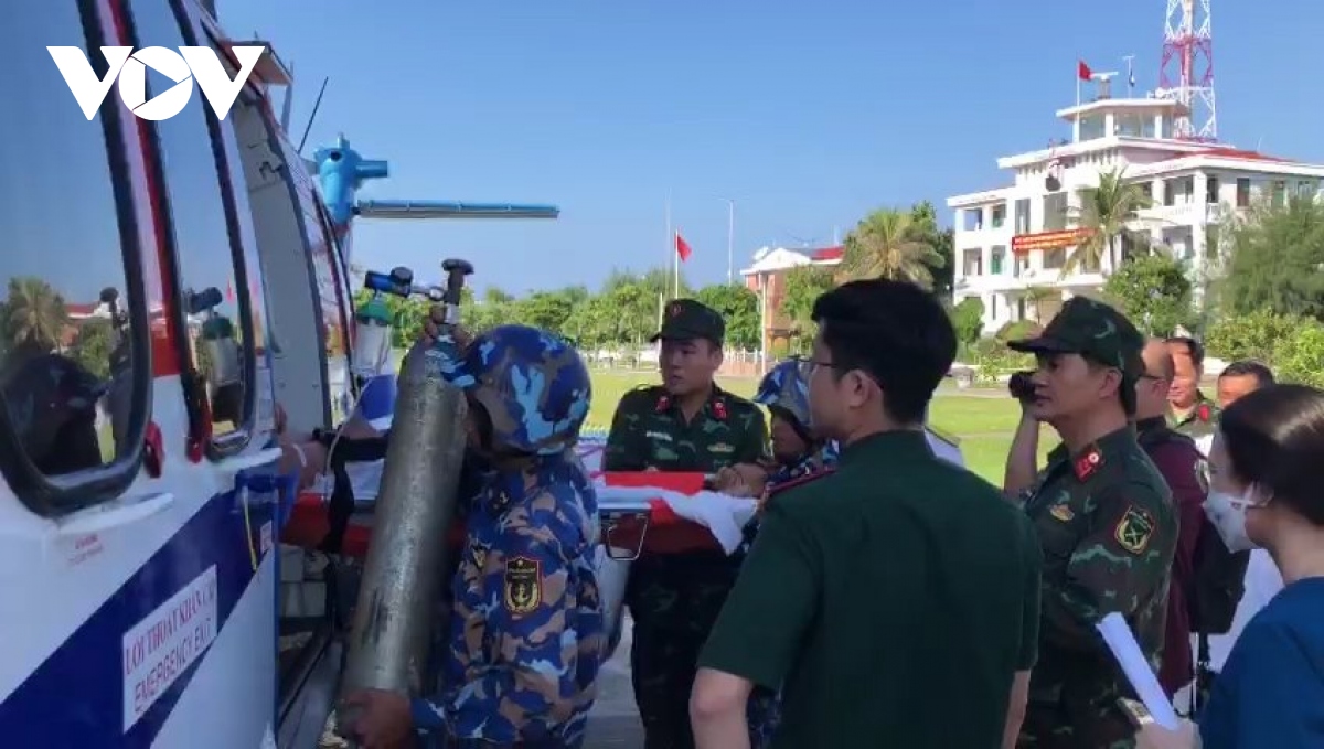 Trực thăng EC 225 đưa ngư dân từ đảo Song Tử Tây vào bờ điều trị