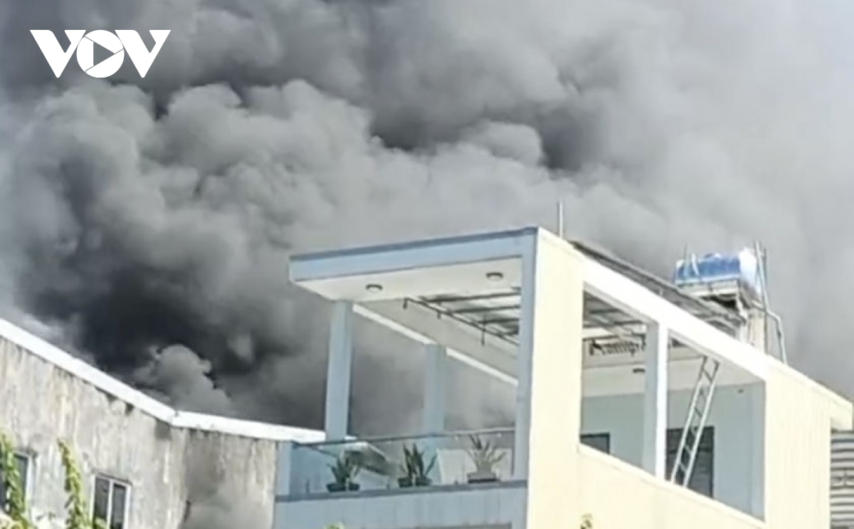 Khói lửa nghi ngút từ đám cháy nhà kho đồ nhựa ở Quảng Ngãi